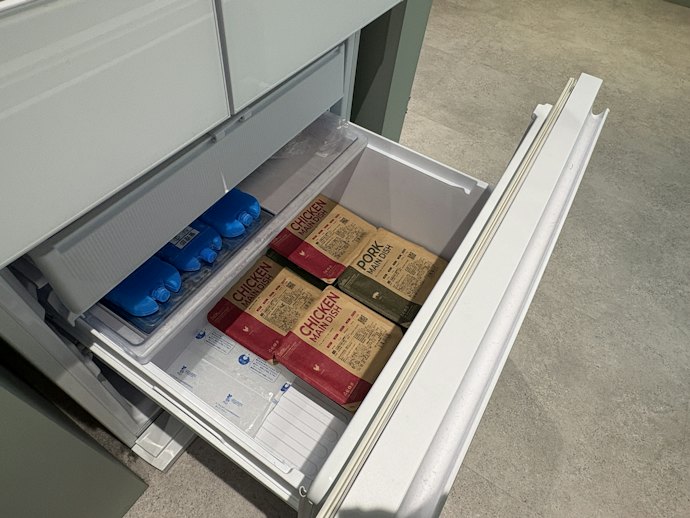 STEP 4. ダンボールからお弁当を取り出して冷凍庫で保管