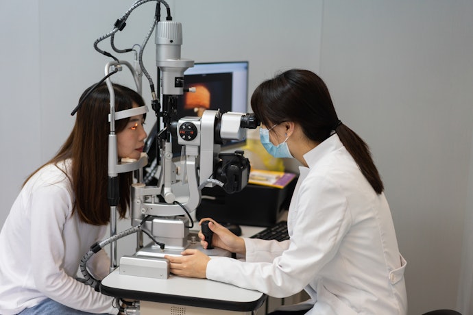 目に負担をかけないよう、眼科を受診して数値をチェック