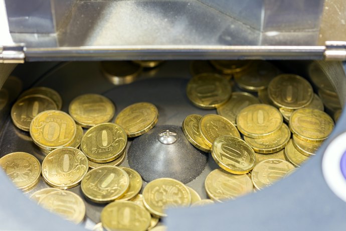 大量の硬貨も短時間で仕分けられる自動式
