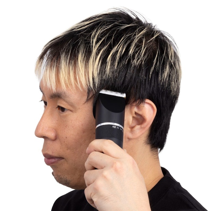 ボディは握りやすく、取り回し良好。耳周りにも当てやすい