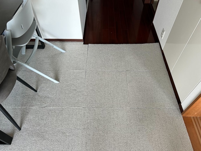 家具が乗っていない、端のほうのマットがずれやすい