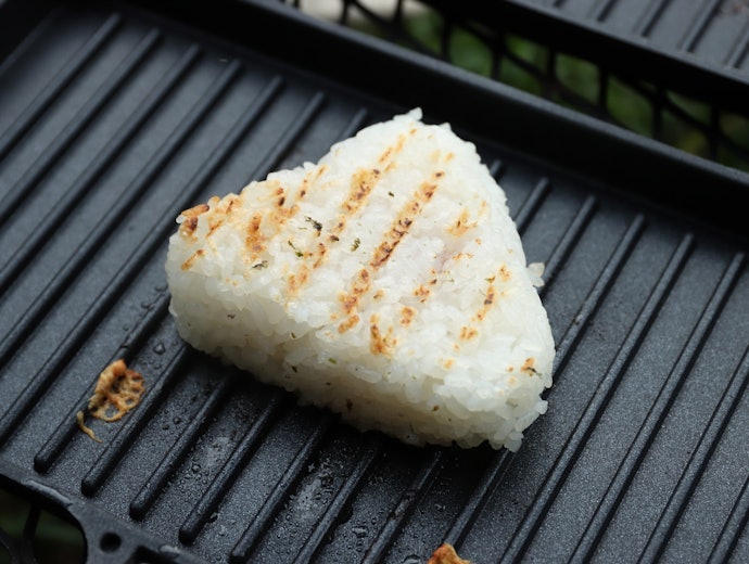 ②ホットサンドメーカーで表面に焦げ目がつくまで梅おにぎりを焼く