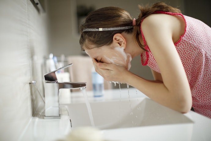 水や石鹸でスルッと落ちると肌や爪に負担がかかりにくい