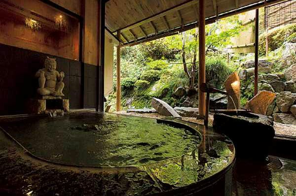 眺めのよい露天風呂はマスト。カップルや家族旅行には貸切風呂があると便利