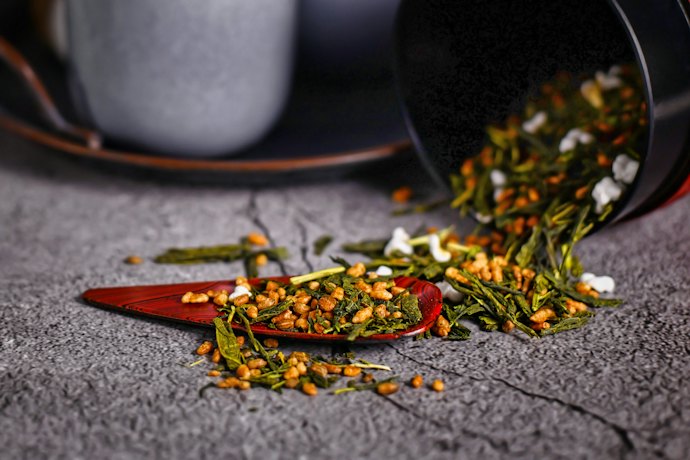 カフェインの少ない、香ばしい味わいがよいなら、玄米茶・ほうじ茶を選ぼう