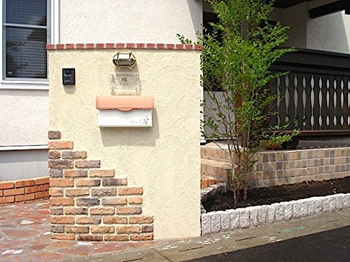 塗り壁やレンガをあしらった外観には、かわいいアンティーク調がうってつけ