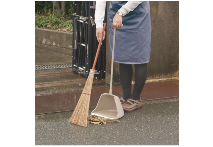 庭や駐車場の掃除には、葉脈や竹をチェック