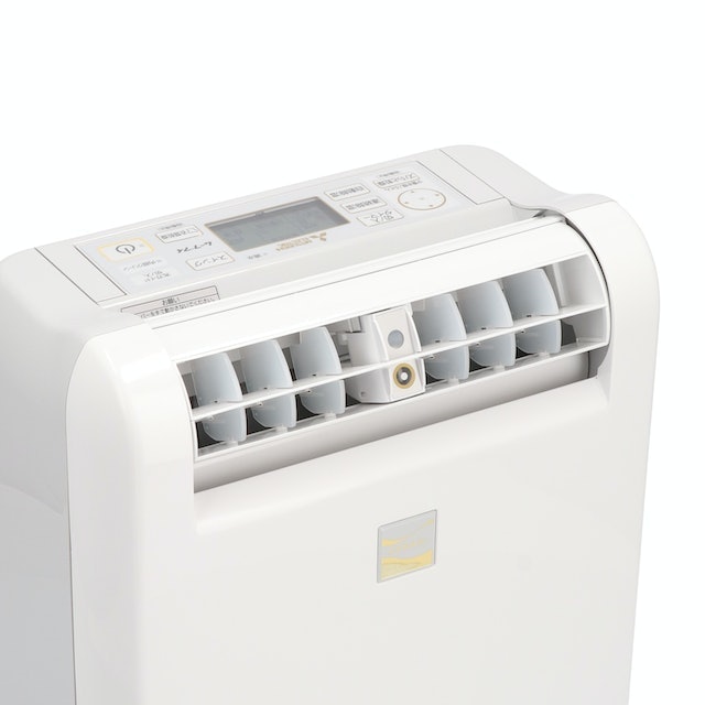 部屋干しの衣類乾燥に使うなら、風向き調節・スポット送風機能がうってつけ