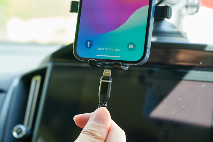 使用しながら充電可能。スマホの位置も柔軟に変えられる