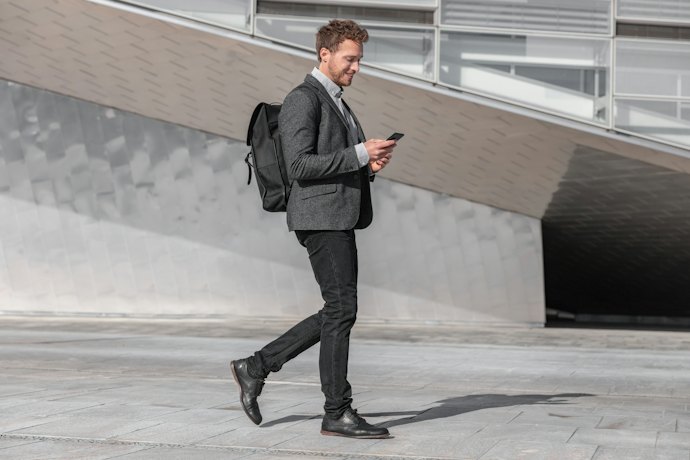 日常からアウトドアまで幅広く使いたい人はブラックがベター