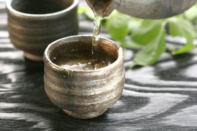 奥深い香りの熟酒には、飲み口が大きくつぼまったものを