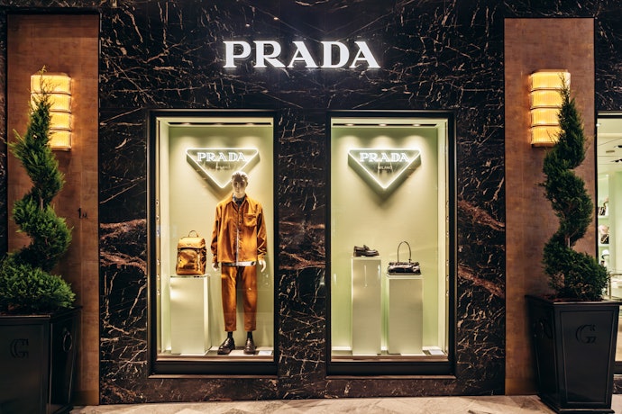 コーデの主役にするなら、PRADAやBalenciagaなどのハイブランドもアリ