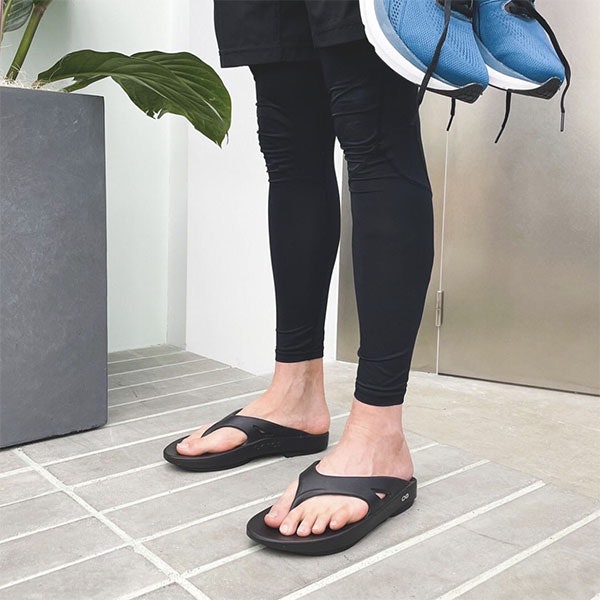 歩行時の衝撃を吸収する素材を使用したものを選ぶ