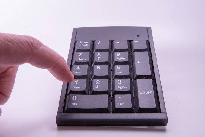 キーボードの操作性に影響しないよう、NumLockキー非連動機能をチェック
