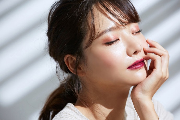 色っぽ派はボルドー系を。血色感にほのかな深みをプラスして大人らしい印象に