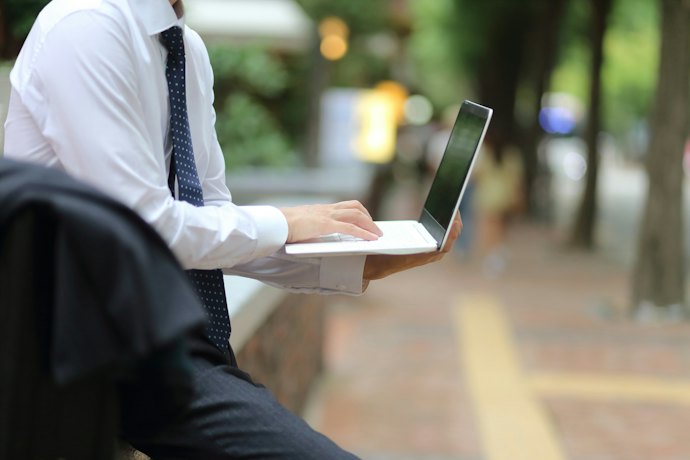 薄型で携帯性が良好。仕事で持ち歩く人にはNECのLAVIEシリーズがぴったり