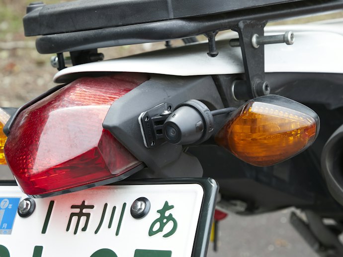 車体給電式はキーONで自動録画。充電の手間をなくしたい人に