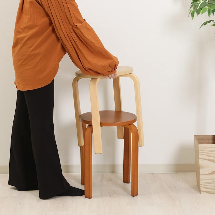 来客用など短時間の使用には、背もたれなしのスツールタイプもあり
