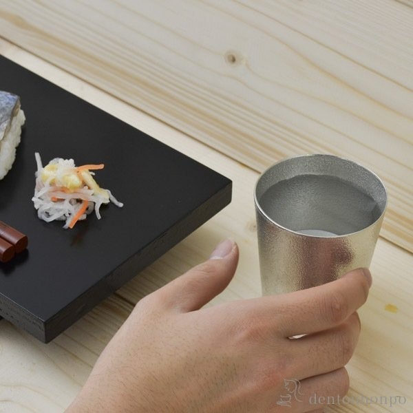 焼酎やウイスキーが好きな人には、150mL程度の手の平サイズがぴったり