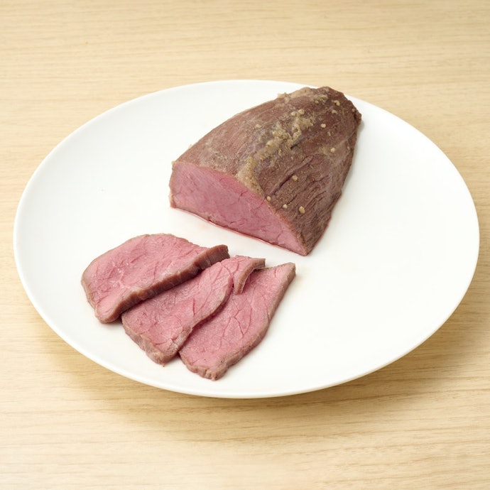 ローストビーフは赤みの残るジューシーさが好評。レア感の残る歯ごたえ