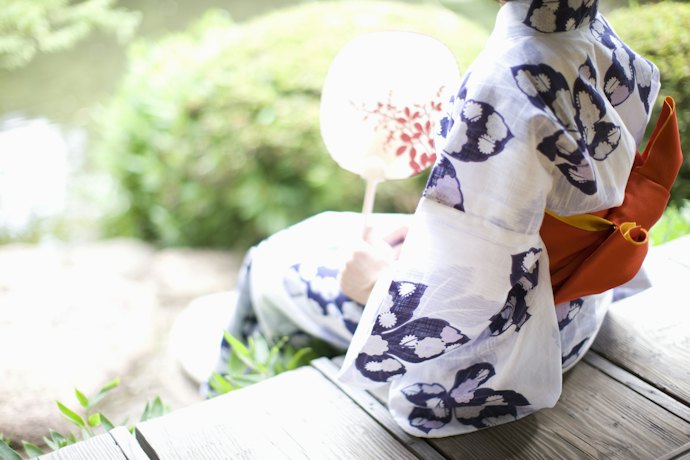 華奢でスレンダーな方なら、淡い色合いで柄が均一な浴衣を