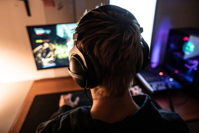リフレッシュレートは、普段使いなら60Hz程度。ゲーム用はより高性能なものを