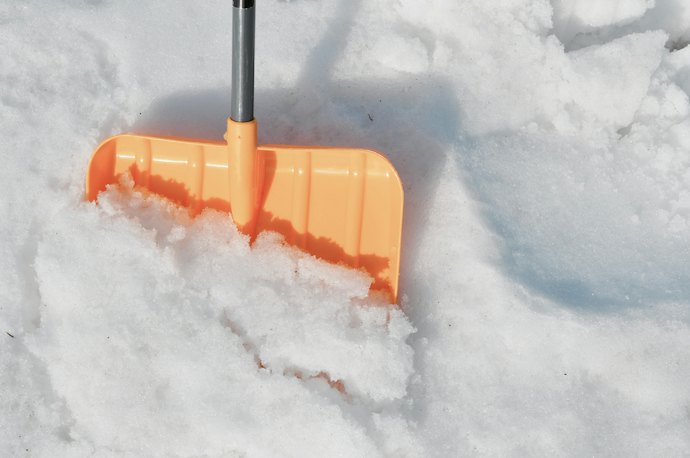軽いプラスチック製の雪かきスコップ