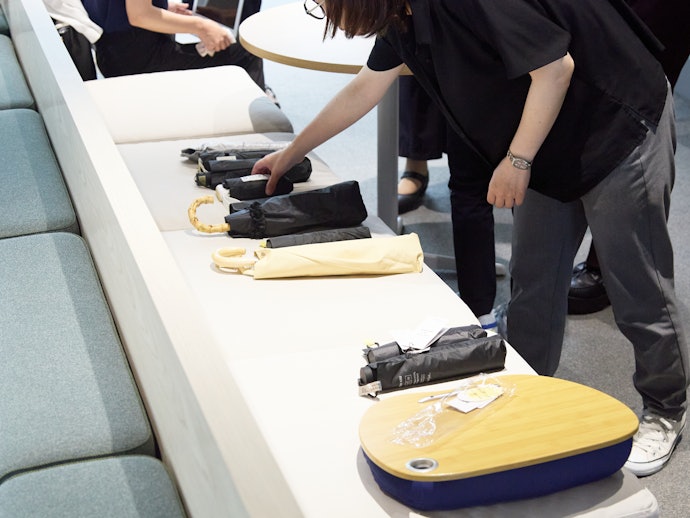持ち運びの負担は少ない。A4サイズのバッグにすっぽり収まる