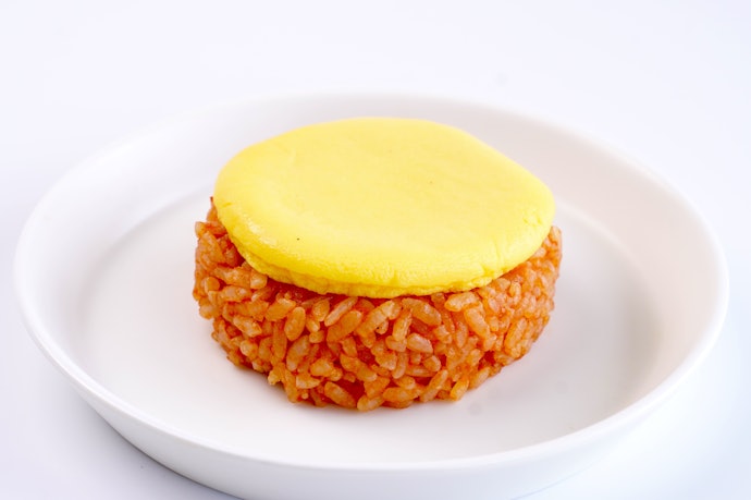 コンビニおにぎりとは思えないレベル!上質なオムライスおむすび