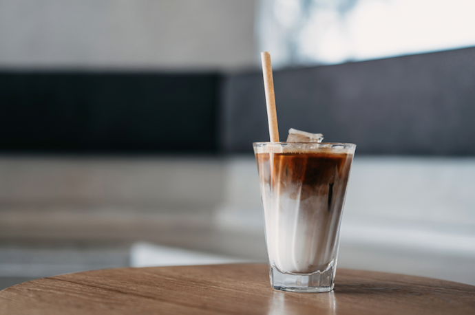 苦味やコクのある大人な味を楽しむなら、カフェラテをチョイス
