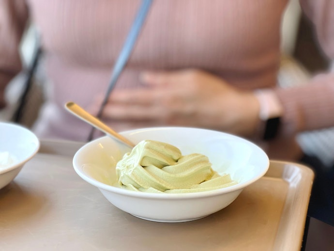 食後の胃のむかつきを抑えたい人は、H2ブロッカーや制酸剤をチェック