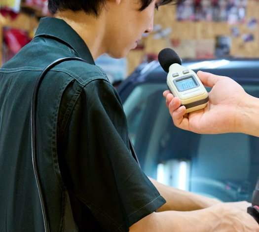 稼動音は76.9dB。朝や夜間の使用は避けるのがベター