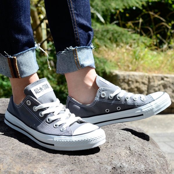 コンバース・VANS:カジュアルなファッションにぴったり。若い世代に人気