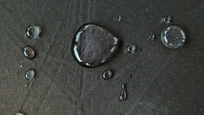 撥水性・速乾性があるものがおすすめ。洗濯可能かどうかも確認