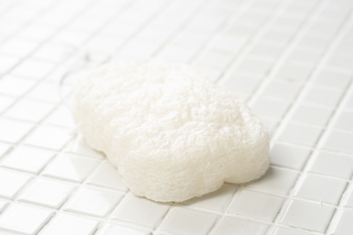 肌への刺激を防ぎながら、ツルツルと滑らせて毛穴汚れを落とす「こんにゃく」