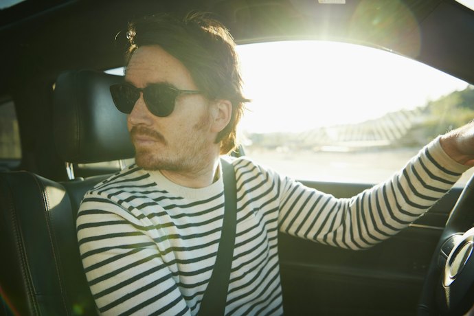 車の運転やマリンスポーツをするシーンでは偏光レンズ
