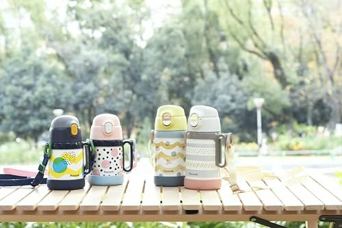 水筒を持ちあげるのが難しい子どもには「ストロー」