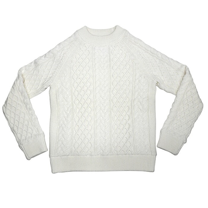 クルーネックやVネックは定番で取り入れやすい