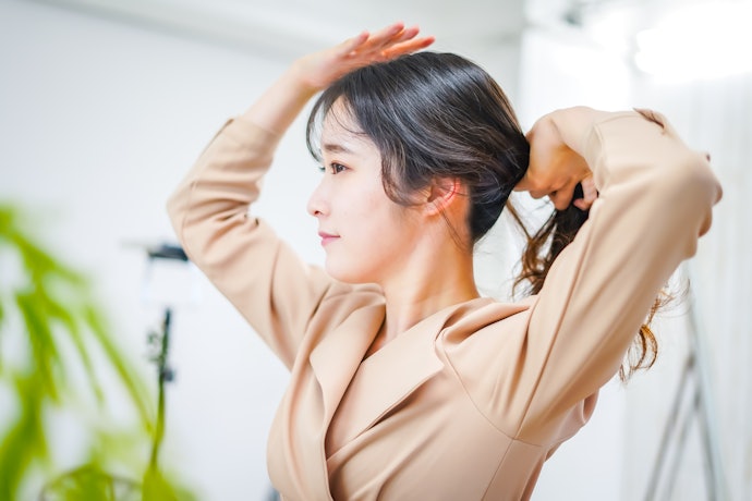 口部分のゴムはきつめ。跡はそこまで気にならないが、締めつけ感が苦手な人には不向き