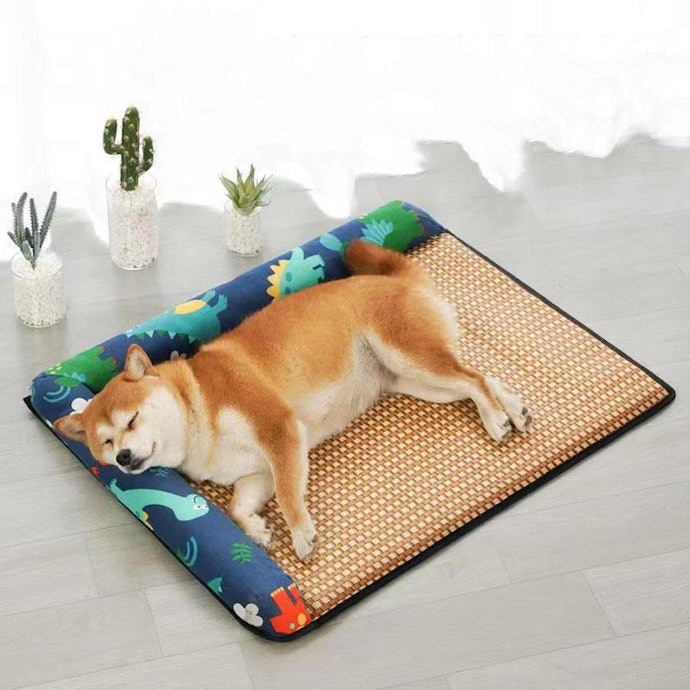 自然な冷感で通気性がいいござマット。毛が短い犬も快適に過ごせる