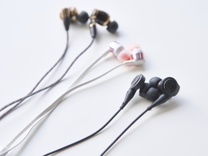 有線:低価格でも高音質が望める。安定性が高くゲーム用途にも対応可能