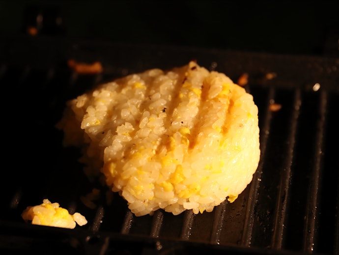 ①ホットサンドメーカーでチャーハンおにぎりを焼く