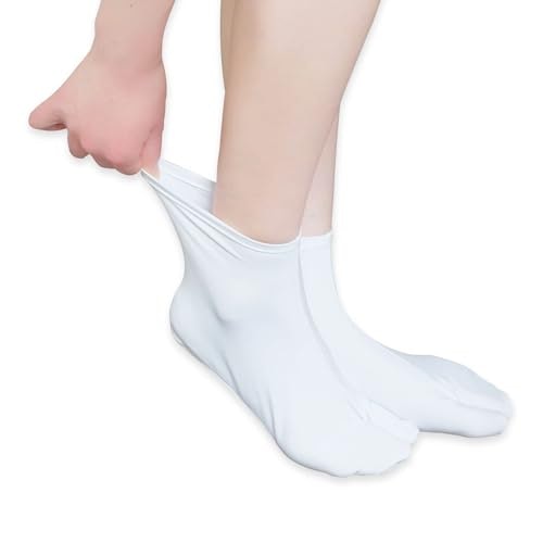 ストレッチ性が高いナイロンやポリエステルは普段使いでラクに履けるのが魅力