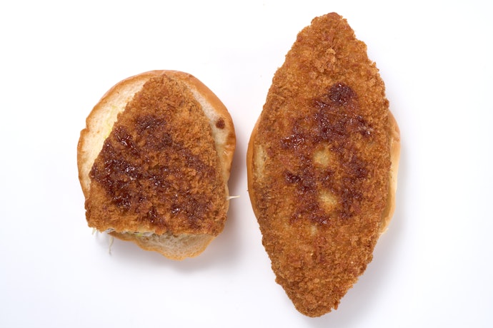 はみ出しっぷりがすごい!ボリューム満点のメンチバーガー