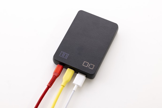 小さくてもポートはしっかり。急速充電にも対応しています