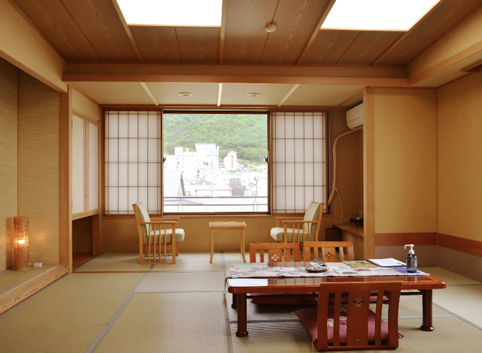 和室に泊まりたい人や、昔ながらの手厚い接客を受けたい人は旅館を