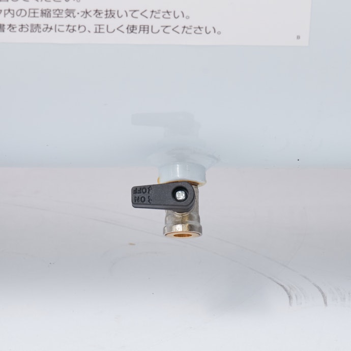 ドレンコックはレバー式で開閉が簡単。オイルレスなのでメンテナンスが楽