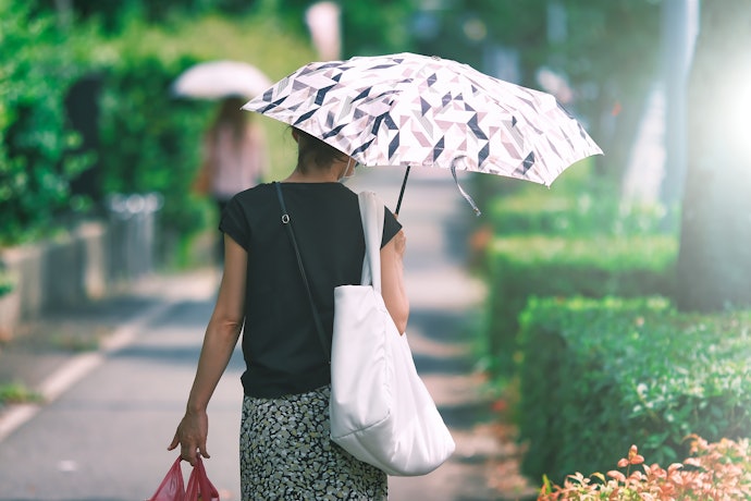 SPF20・PA++以上のUVカット効果で、日焼けによるシミ対策をしよう