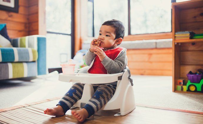 ローチェア:座卓での使用や遊び用に。小さい子どもにも使いやすい