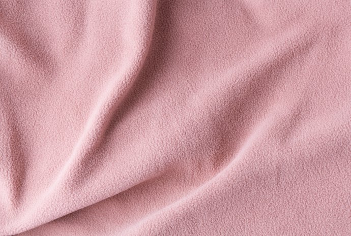 冬にしっかり防寒するならフリースやニット、吸湿発熱素材がぴったり